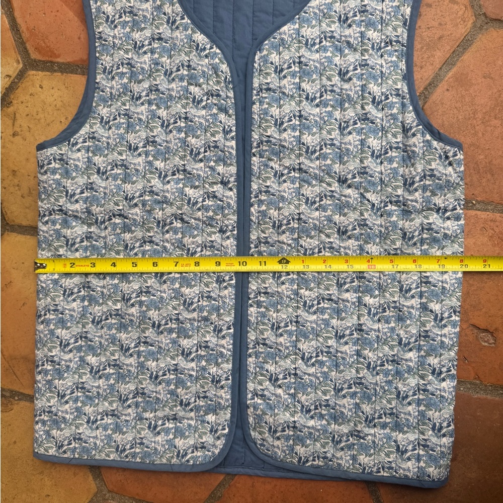 Quilted Reversible Vest in Blue Floral and Solid Navy Yerse M - Picture 2 of 6